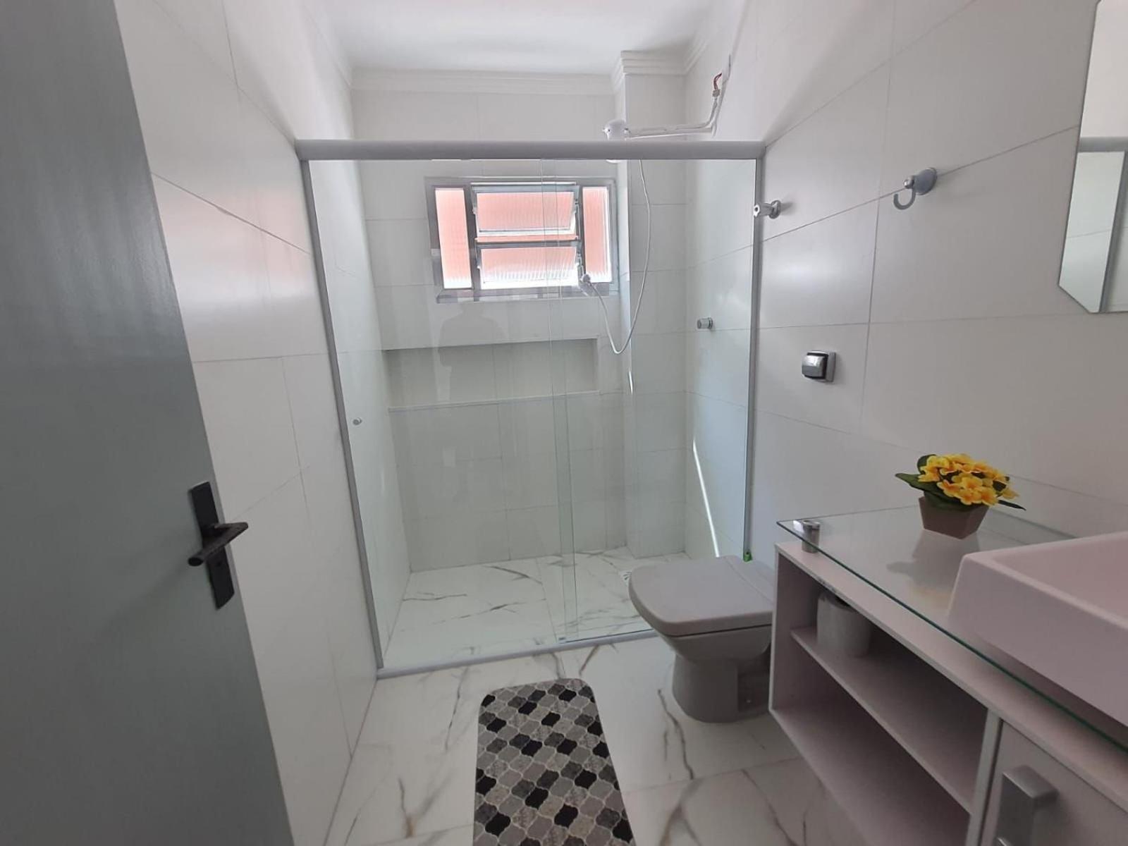 Beira Mar Tupi: Beachfront 2-bedroom With Wi-fi & Parking Apartment Praia Grande (Santos)