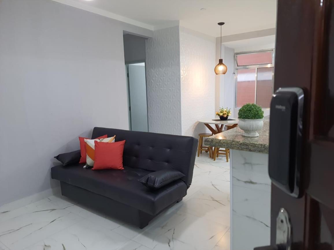 Apartment Beira Mar Tupi: Beachfront 2-bedroom With Wi-fi & Parking Praia Grande (Santos)