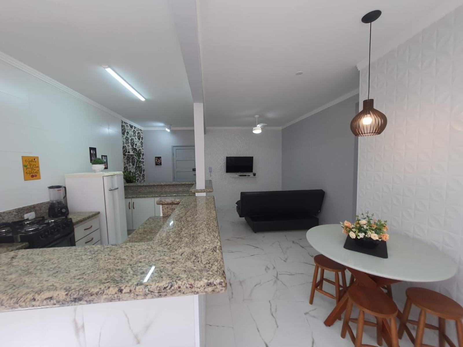 Beira Mar Tupi: Beachfront 2-bedroom With Wi-fi & Parking